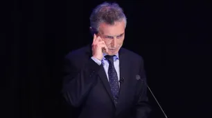 Desmienten que Mauricio Macri haya usado un auricular durante el debate presidencial