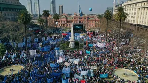 En una Plaza de Mayo repleta, los movimientos sociales reclamaron tierra, techo y trabajo