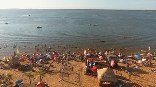 Polémica en Paso de la Patria: el intendente derogó el alcohol cero porque "quién no se toma una latita en la playa"