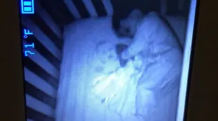 Creyó ver un "bebé fantasma" dormido junto a su hijo y se llevó una sorpresa