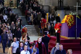 El británico que se acercó a féretro de Isabel II quería ver si estaba muerta porque no lo cree