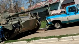 Un tanque de guerra embistió sobre una camioneta estacionada en pleno centro de Concordia