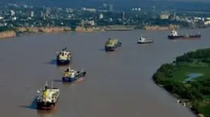 Marinos de la hidrovía rechazan la ley bases y ven la flota paraguaya como una amenaza