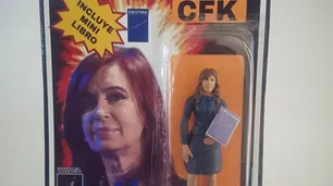 Salió a la venta una muñeca de Cristina Kirchner con el libro en la mano