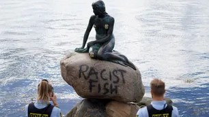 La Sirenita de Copenhague aparece pintada con la leyenda ‘Pez Racista'