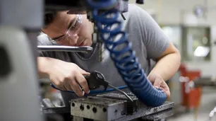 Los salarios de trabajadores estables cayeron más de un 10% en un año