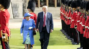 Donald Trump visitará a la reina Isabel II pero no podrá dormir en su palacio