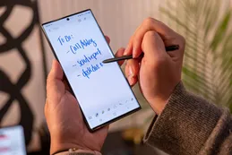 Samsung apuesta a teléfonos plegables para competir contra Apple