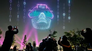 Mirando al cielo: cordobeses crean empresa de "enjambre de drones" para shows y eventos