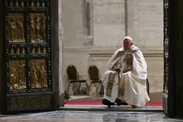 Fotos: el Papa Francisco abrió la Puerta Santa del Vaticano para inaugurar el año jubilar de la Iglesia católica