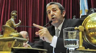 Julio Cobos criticó a Máximo Kirchner por “lesionar la autoridad presidencial” y le recordaron su “voto no positivo”