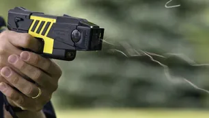 Un diputado de Milei propone autorizar las Taser en Provincia de Buenos Aires: “Hasta al delincuente ‘protege’”