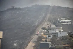 Incendio en La Calera: las llamas no ingresaron al country La Cuesta y bomberos controlaron el foco que puso en vilo a los vecinos