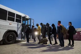 Texas ofrece terrenos a Trump para instalaciones de deportación de inmigrantes