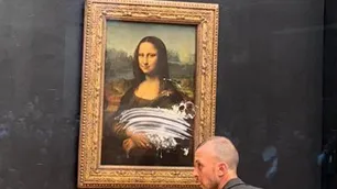 Un hombre le arrojó una torta a la Gioconda este domingo en el Museo del Louvre