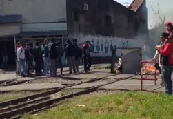 Vecinos de Soldati cortan las vías en reclamo por la muerte de un joven que cayó del 6° piso