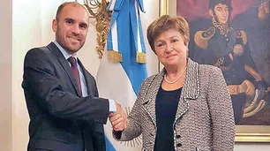 Llega una misión del FMI y se analizan más impuestos