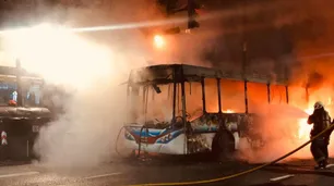 Impresionante incendio de un colectivo en el barrio porteño de Almagro: no hay víctimas