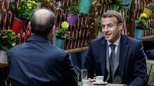 Tras seis meses de cierre, Francia reabre sus clásicas terrazas de café y restaurantes
