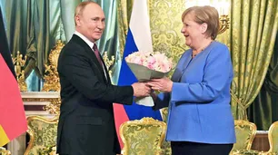 Putin y Merkel dicen que hay que iniciar un diálogo con los talibanes