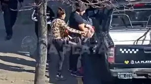 Una feria de "inserción laboral" en La Plata terminó a las trompadas y atacaron un patrullero