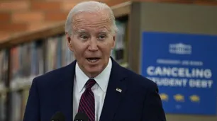 Otro episodio de Joe Biden: se quedó tildado durante más de un minuto mientras todos bailaban y cantaban
