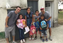 Una escuela rural en Goya, el lugar elegido por tres amigos para ayudar