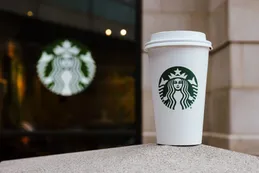 Starbucks anunció el recorte de 1.100 empleos corporativos
