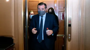 Con Texas paralizada por el frío, su senador Ted Cruz se fue a Cancún