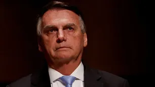 Bolsonaro estalla de ira al recibir en el hospital la citación para su defensa en el juicio por golpe de Estado