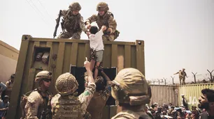 Afganistán: el bebé entregado a los marines a través de un muro fue reunido con sus padres