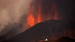 Volcán Cumbre Vieja: la lava llegó al mar y confinan zonas en Tazacorte