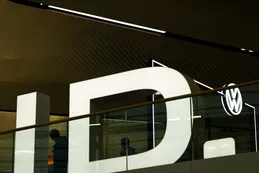 Stellantis y Volkswagen caen tras perder el subsidio a vehículos eléctricos en EE.UU.