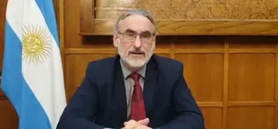 El ministro Luis Basterra desmintió haberse aplicado la vacuna
