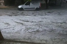 Temporal en Río Tercero: impactante caída de granizo causó destrozos y voladuras de techos