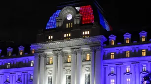 El CCK se pintó con los colores de Francia por la tragedia de Notre Dame