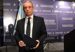 Tras las advertencias de fraude por la oposición, Alak defendió el sistema electoral
