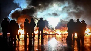 Francia queda paralizada por 'Bloqueemos todo' en medio de graves incidentes, protestas callejeras y casi 300 detenidos