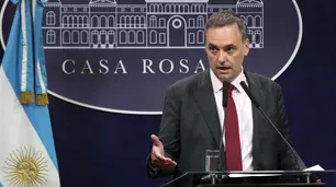 Manuel Adorni cargó contra los referentes sociales denunciados: "Se quedaban con la comida de los pobres"