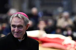 El exsecretario de Benedicto XVI que se enfrentó a Francisco celebró el regreso de la "normalidad" con León XIV