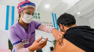 Riesgo de trombosis es mayor con el Covid-19 que con las vacunas