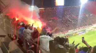 Fanáticos de Nacional tiraron bengalas a las tribunas de Estudiantes de La Plata