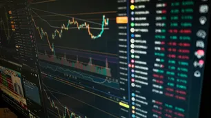 El riesgo país vuela y sube a 710 puntos básicos, el registro más alto del año: qué está pasando con los bonos