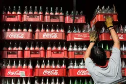 Coca-Cola también suspende sus operaciones en Rusia