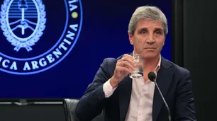 Luis Caputo viajó a República Dominicana para reunirse con bancos internacionales y asesores de Joe Biden