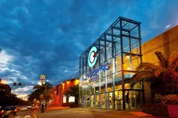 Nuevo Centro Shopping: un bombero salvó a un niño que se había ahogado con comida