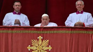 Pascua: pese a su precaria salud, el Papa estuvo en el balcón y recorrió la plaza de San Pedro