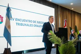 Llaryora recordó el video falso de De Loredo y planteó “anticiparse” al impacto del uso de la Inteligencia Artificial