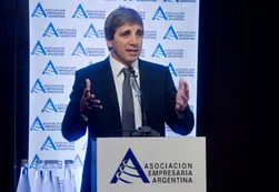 El Gobierno confía en Caputo mientras Unidad Ciudadana pide su renuncia