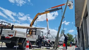 Temporal en Bahía Blanca: piden usar el agua sólo para hidratarse y buscan restablecer el suministro eléctrico